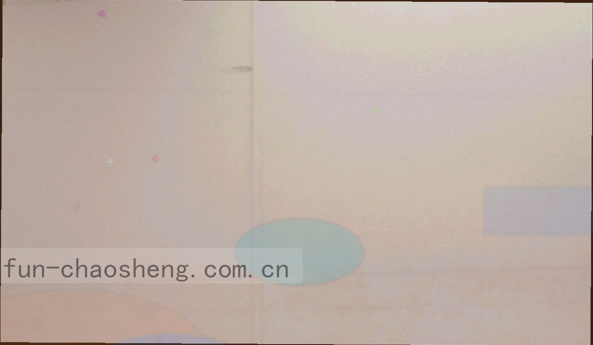 互动剧场的环形座位与屏幕光，深色环境配青色主光